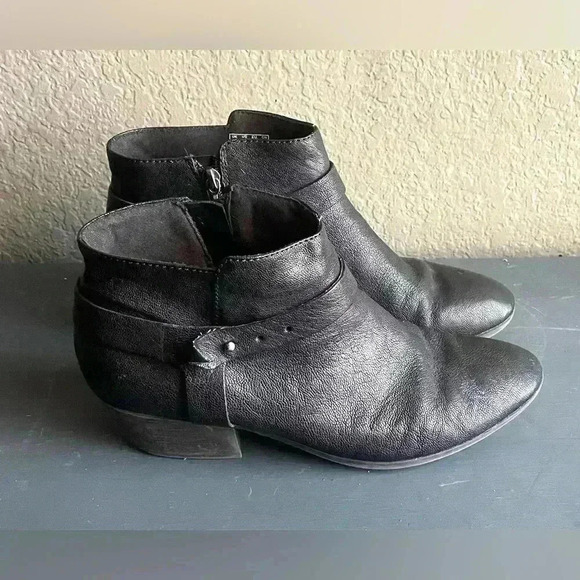 Clarks Black Size 9.5 Heel Leather Boots Pointed Toe with Zipper Women - Picture 2 of 8